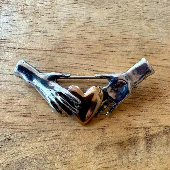 Unique artisan-made pin with gold heart held by two silver hands - Picture 9 of 15